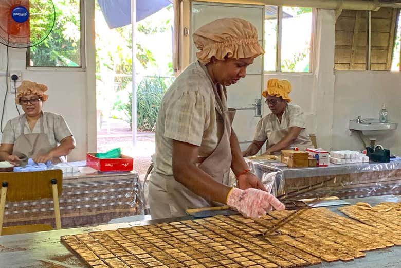 Vous visiterez une biscuiterie locale